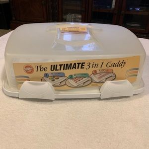 Wilton The Ultimate 3 in 1 caddy baked goods holder